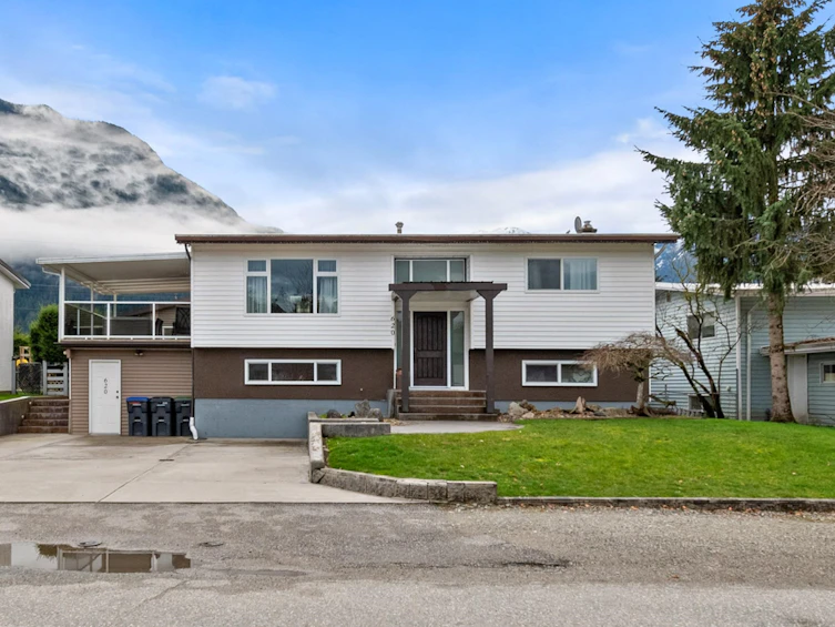 620 Thacker Avenue, Hope, BC, V0X 1L0 - 2