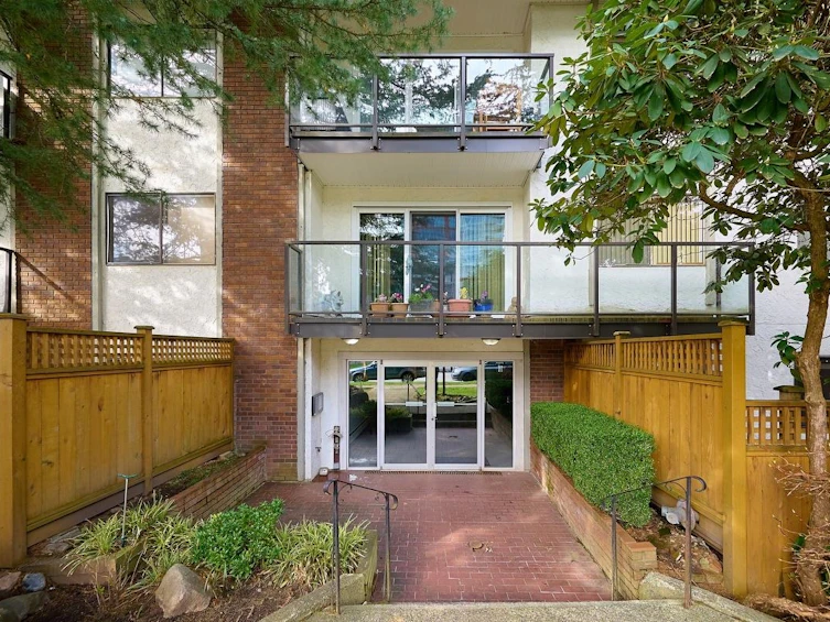 302-1515 Chesterfield Avenue, North Vancouver, BC, V7M 2N5
