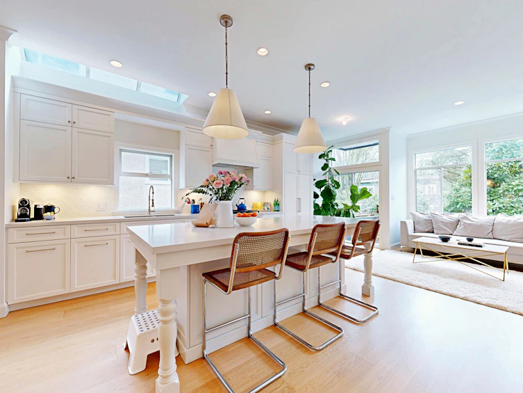 2556 W 7th Avenue, Vancouver, BC, V6K 1Y9 - 2