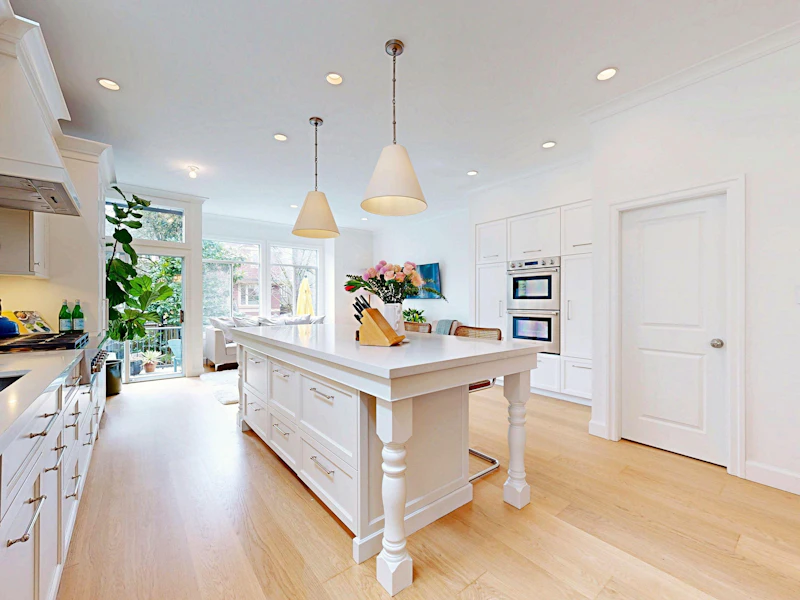 2556 W 7th Avenue, Vancouver BC V6K 1Y9