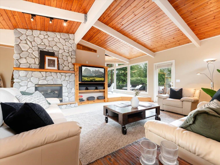 999 Clements Avenue, North Vancouver, BC, V7R 2L1 - 2