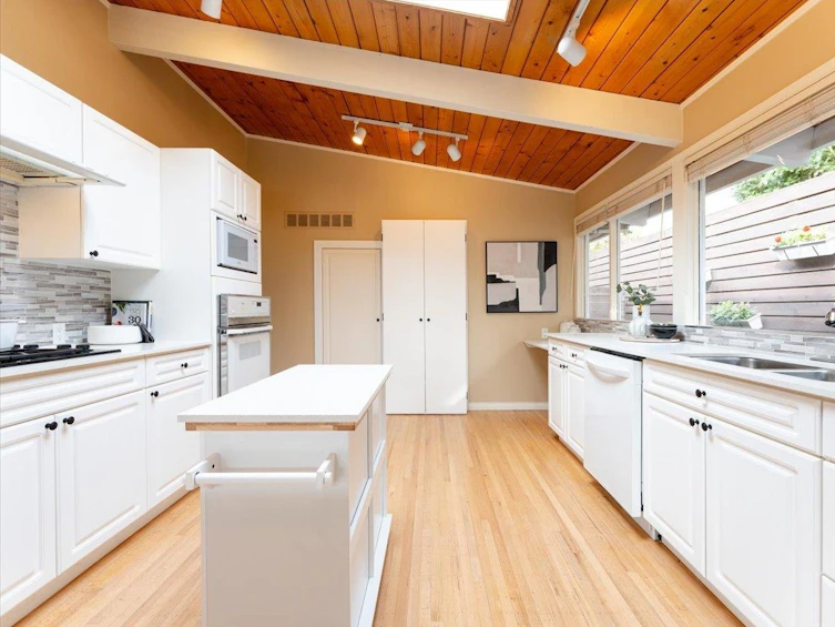 999 Clements Avenue, North Vancouver, BC, V7R 2L1 - 14
