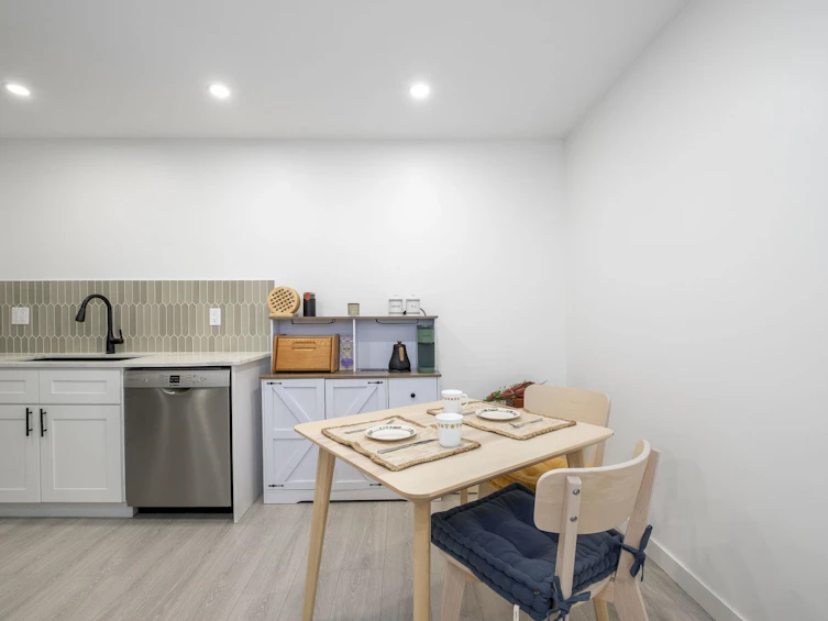 203-145 E 12th Street, North Vancouver, BC, V7L 2J3 - 4