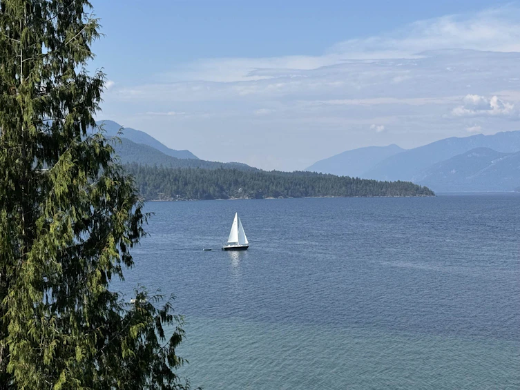 6484 N Gale Avenue, Sechelt, BC, V7Z 0L1 - 2
