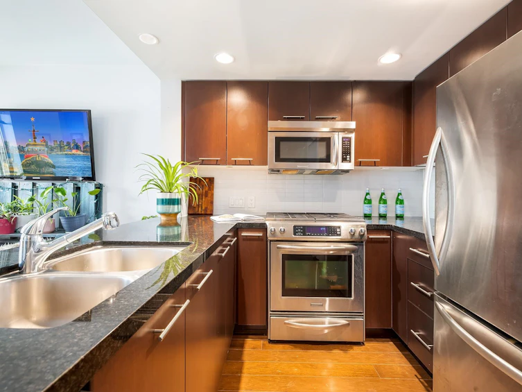 207-1288 Chesterfield Avenue, North Vancouver, BC, V7M 0B1