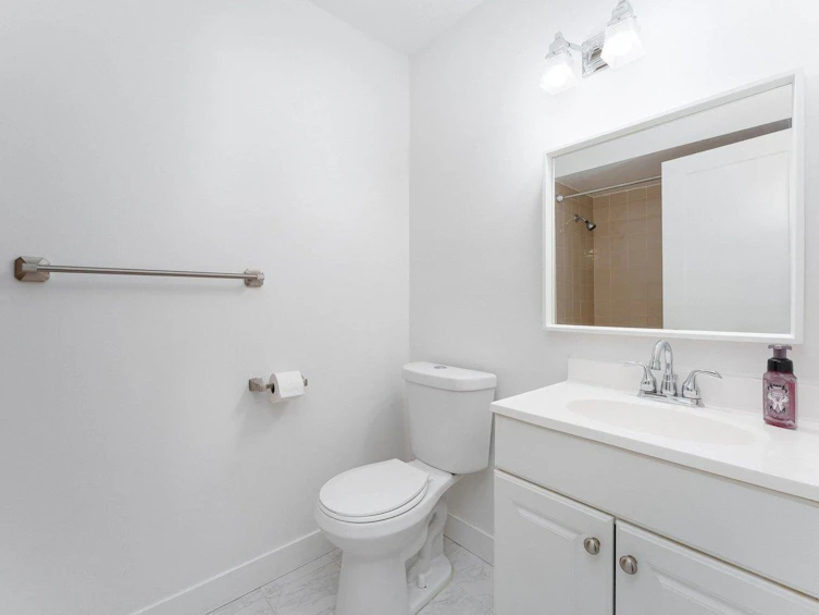 310-809 W 16th Street, North Vancouver, BC, V7P 1R2 - 16