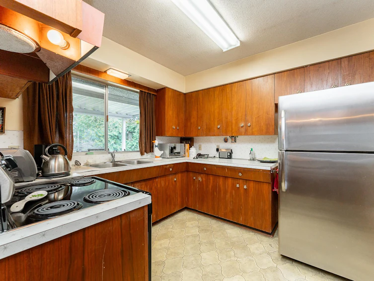 1128 Foster Avenue, Coquitlam, BC, V3J 2M7 - 11