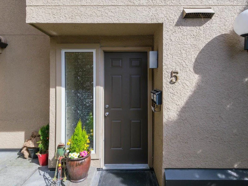 5 - 230 W 15th Street, North Vancouver BC V7M 1S2