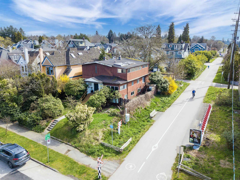 2070 W 14th Avenue, Vancouver BC V6J 2K4