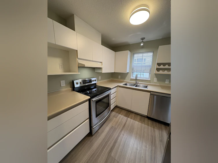 203-2990 Princess Crescent, Coquitlam, BC, V3B 7R3 - 3