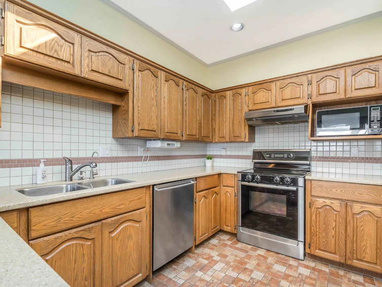 301-15130 Prospect Avenue, Surrey, BC, V4B 2B9 - 9