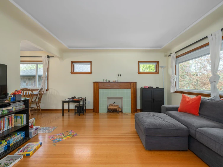 930 E 40th Avenue, Vancouver, BC, V5W 1M3 - 2