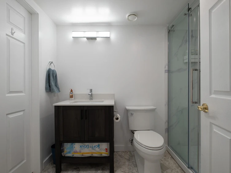 930 E 40th Avenue, Vancouver, BC, V5W 1M3 - 13