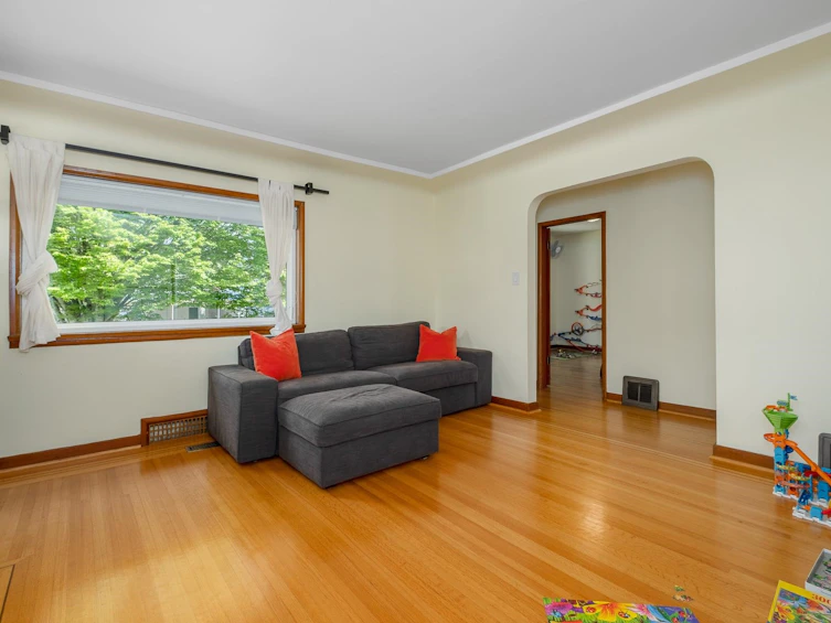 930 E 40th Avenue, Vancouver, BC, V5W 1M3 - 3