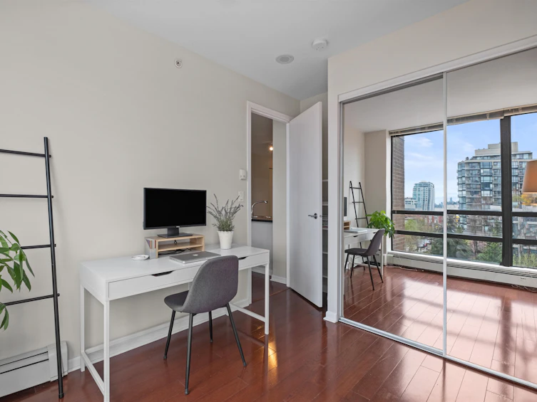 702-170 W 1 Street, North Vancouver, BC, V7M 3P2 - 17