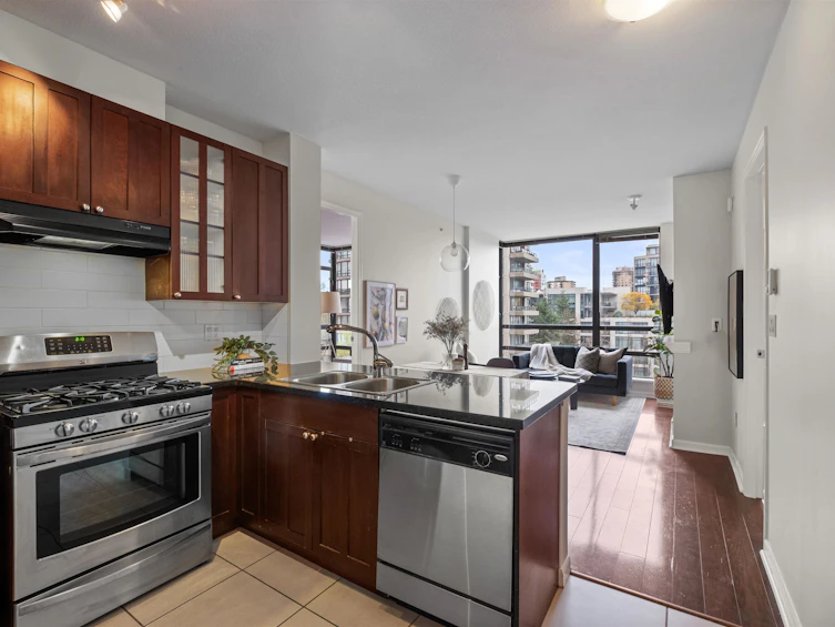 702-170 W 1 Street, North Vancouver, BC, V7M 3P2 - 8