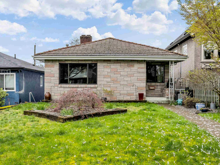 2627 E 5th Avenue, Vancouver, BC, V5M 1M8 - 2