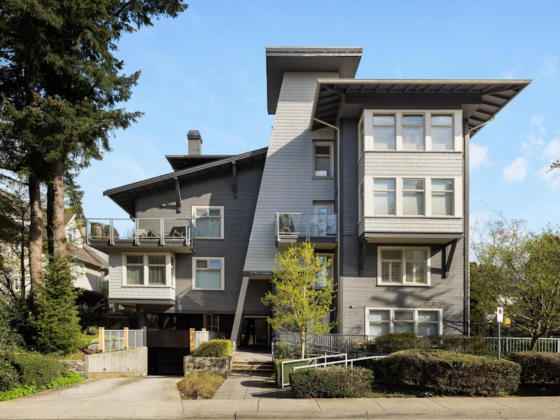 302 - 118 W 22nd Street, North Vancouver BC V7M 1Z9