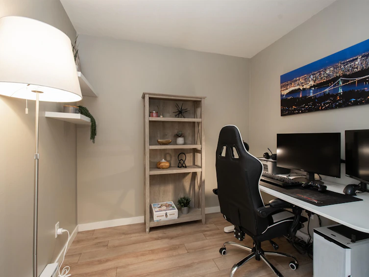 109-1111 Lynn Valley Road, North Vancouver, BC, V7J 3V4 - 9