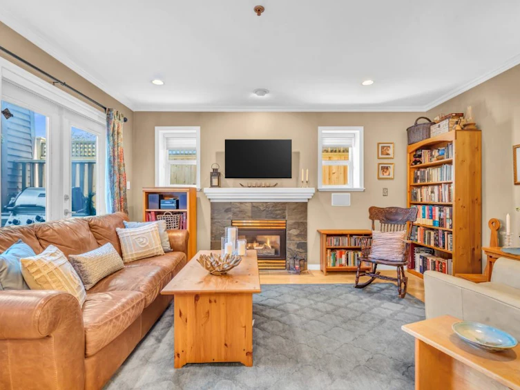 2818 W 3rd Avenue, Vancouver, BC, V6K 1M7 - 2