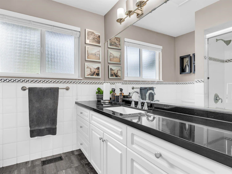 1601 Holdom Avenue, Burnaby, BC, V5B 3V7 - 15