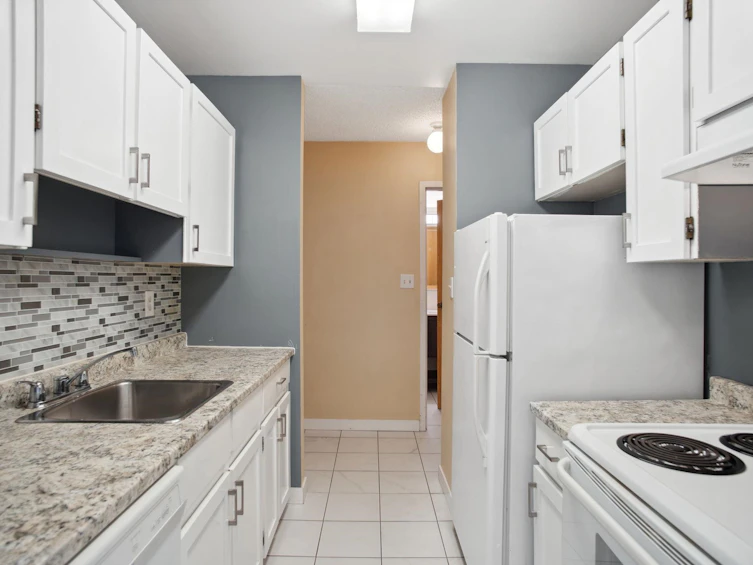 201-1860 E Southmere Crescent, Surrey, BC, V4A 6Y7 - 9