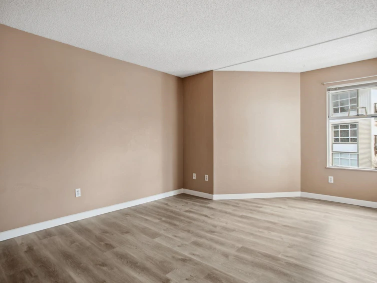201-1860 E Southmere Crescent, Surrey, BC, V4A 6Y7 - 11