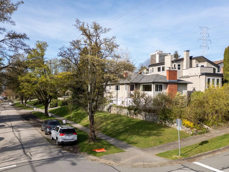 3605 Oxford Street, Vancouver, BC, V5K 1P4 - 3