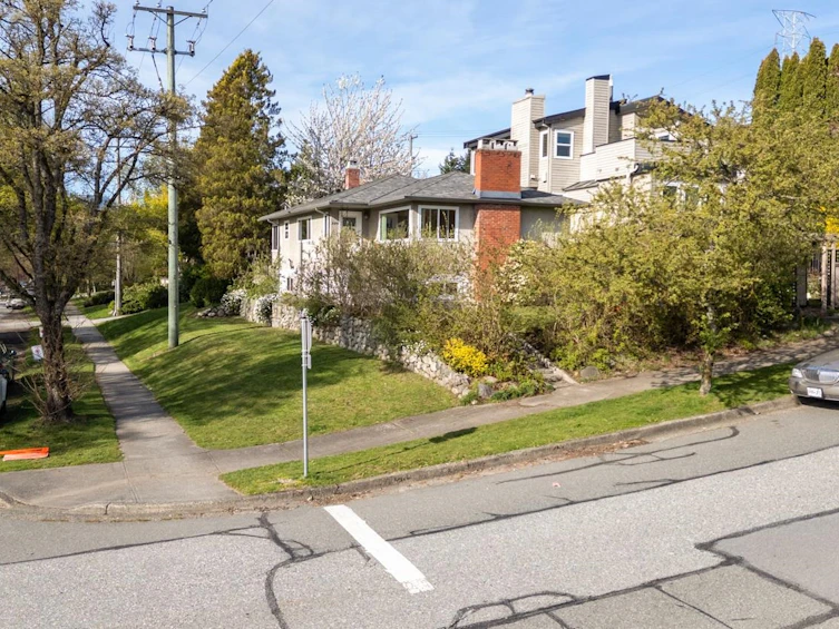 3605 Oxford Street, Vancouver, BC, V5K 1P4