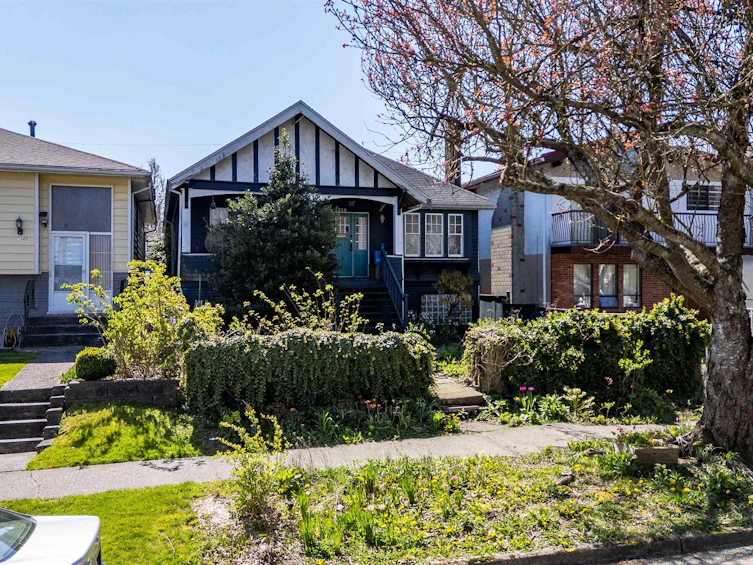 2938 E 27th Avenue, Vancouver, BC, V5R 1N8 - 2