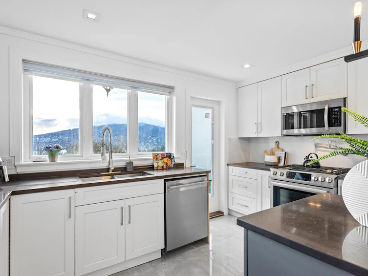 5117 Francisco Court, North Vancouver, BC, V7R 3K4 - 16