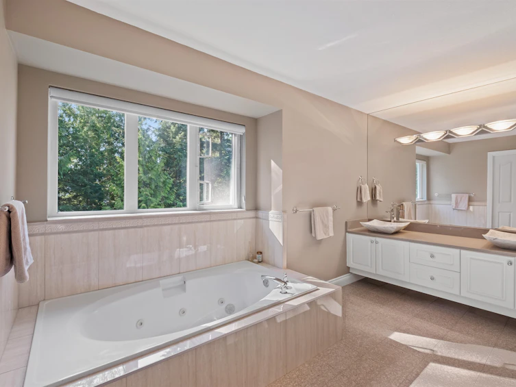 4905 Chalet Place, North Vancouver, BC, V7R 4X4 - 25
