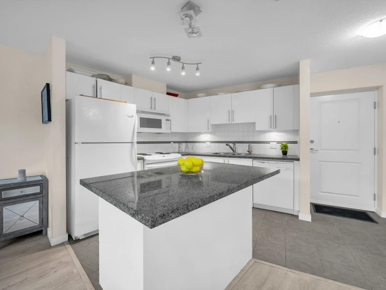 301-2225 Holdom Avenue, Burnaby, BC, V5B 2Z8 - 7