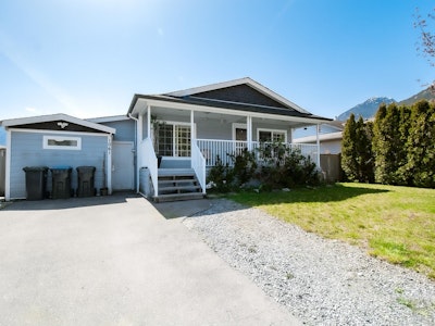 1061 Edgewater Crescent - 2