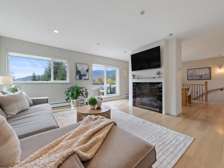 5620 Eagle Court, North Vancouver, BC, V7R 4T9 - 2