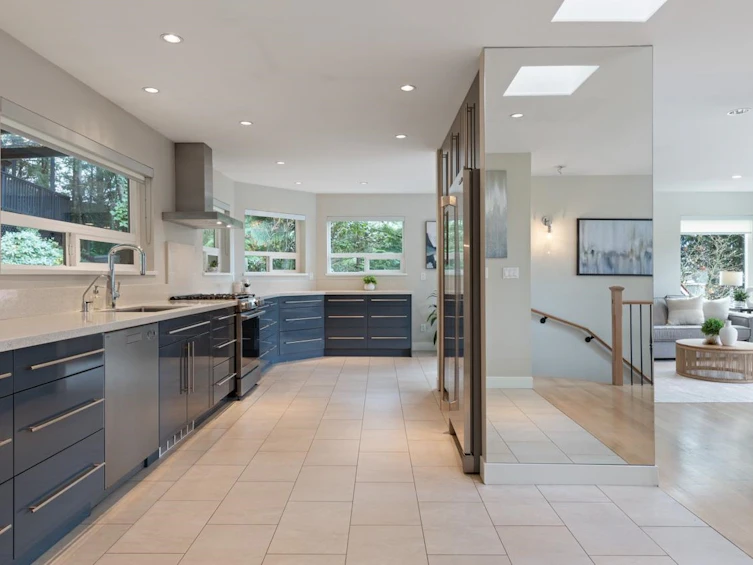 5620 Eagle Court, North Vancouver, BC, V7R 4T9 - 9