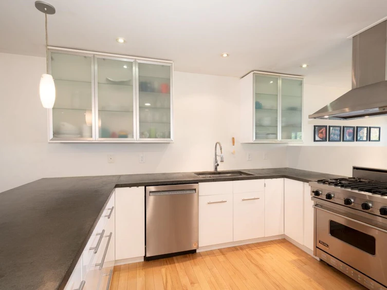 928-930 E 14th Avenue, Vancouver, BC, V5T 2N8 - 8