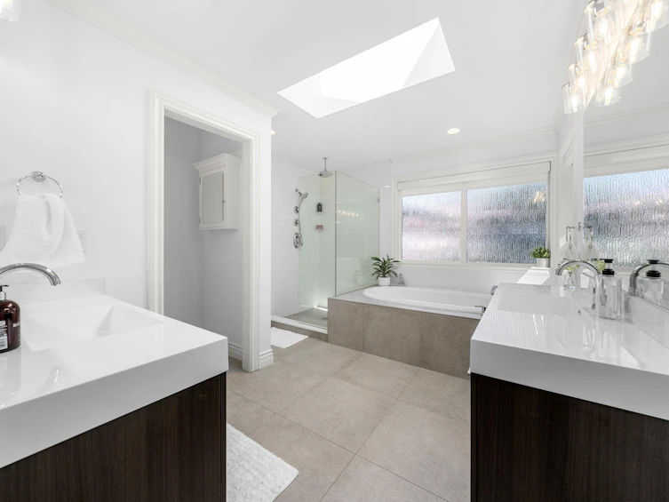 3722 Emerald Drive, North Vancouver, BC, V7R 3B8 - 24