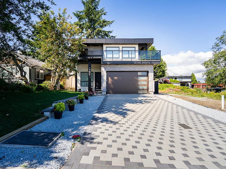 15673 Thrift Avenue, Surrey, BC, V4B 2M3
