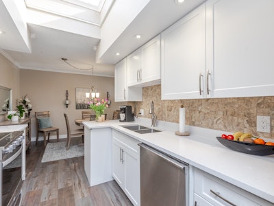305-1351 Martin Street - 5
