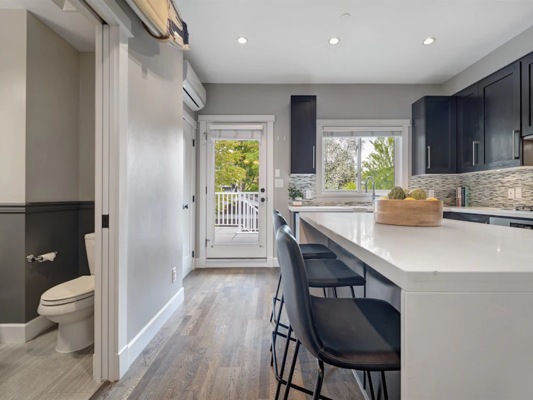 3011 W 8th Avenue, Vancouver, BC, V6K 2C2 - 9
