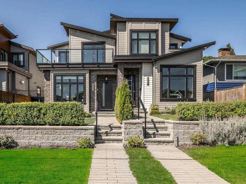 330 E 8th Street, North Vancouver BC V7L 1Z3