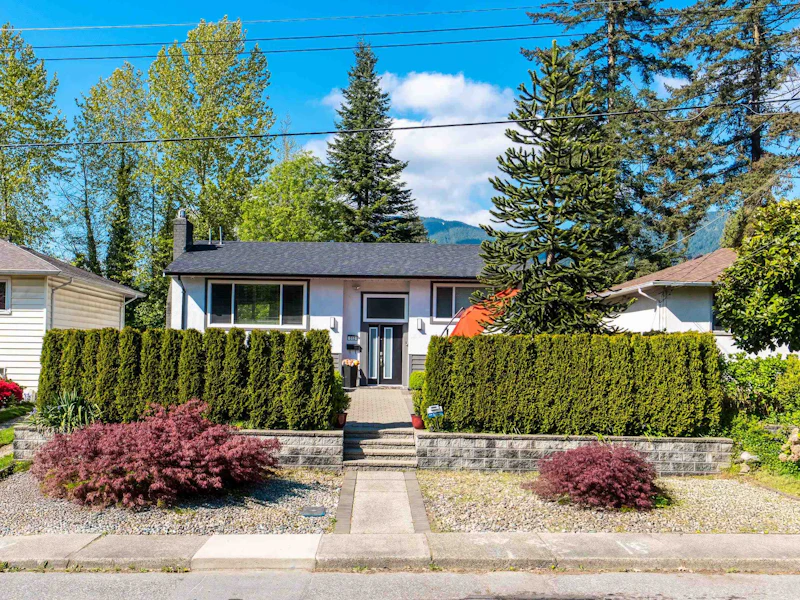 512 W 24th Street, North Vancouver BC V7M 2E1