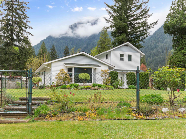 19846 Marie Street, Hope, BC, V0X 1L2 - 2