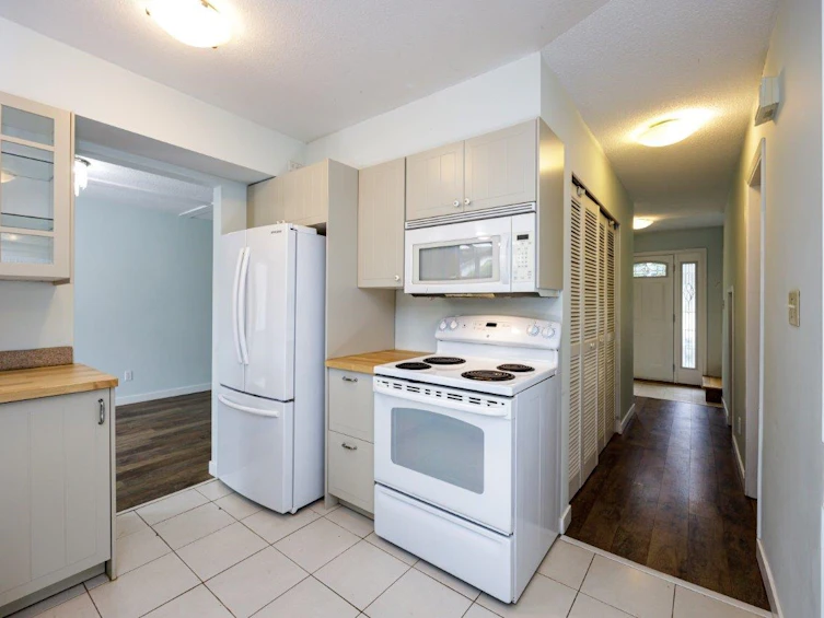 1373 Lynn Valley Road, North Vancouver, BC, V7J 2A7 - 3