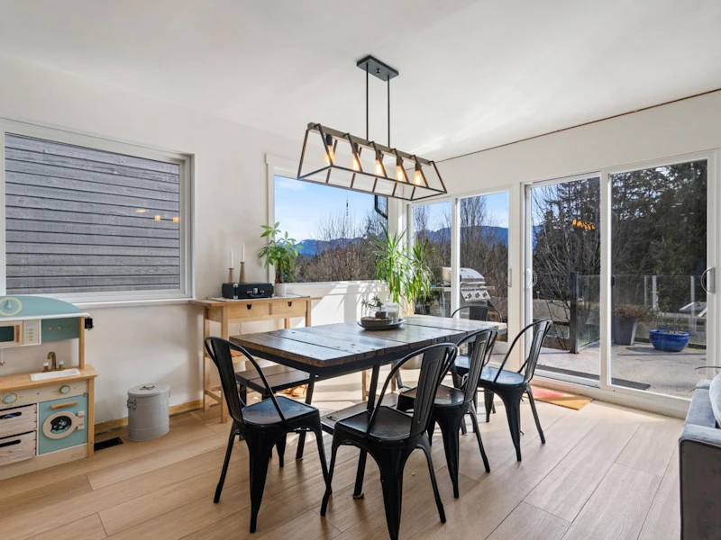 1110 Deep Cove Road, North Vancouver BC V7G 1S3