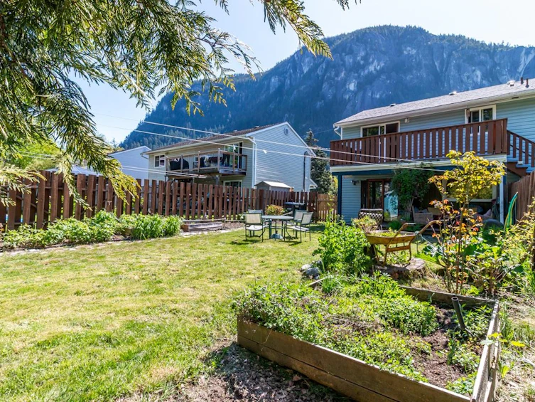38227 Hemlock Avenue, Squamish, BC, V8B 0X1 - 39