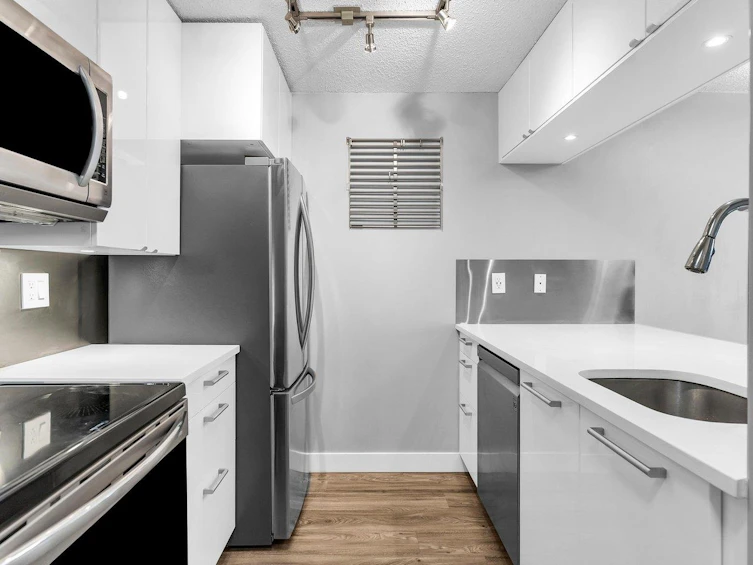 304-1040 Pacific Street, Vancouver, BC, V6E 4C1 - 2