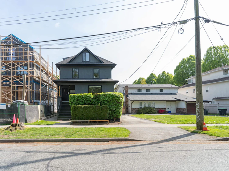 32 E 17th Avenue, Vancouver, BC, V5V 1A2 - 2