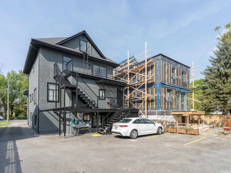 32 E 17th Avenue, Vancouver, BC, V5V 1A2 - 3